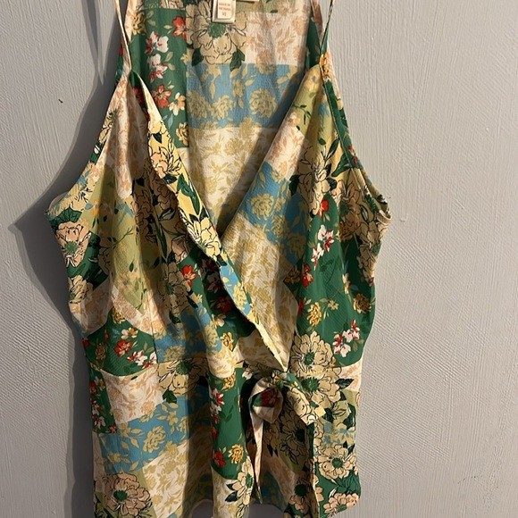 Size XL top green and yellow floral print 3for$20 ☀️❤️☀️❤️ - Picture 3 of 7